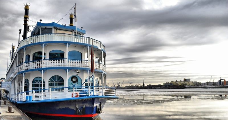 Escapade romantique en bateau mouche de nuit : la magie de Paris illuminée